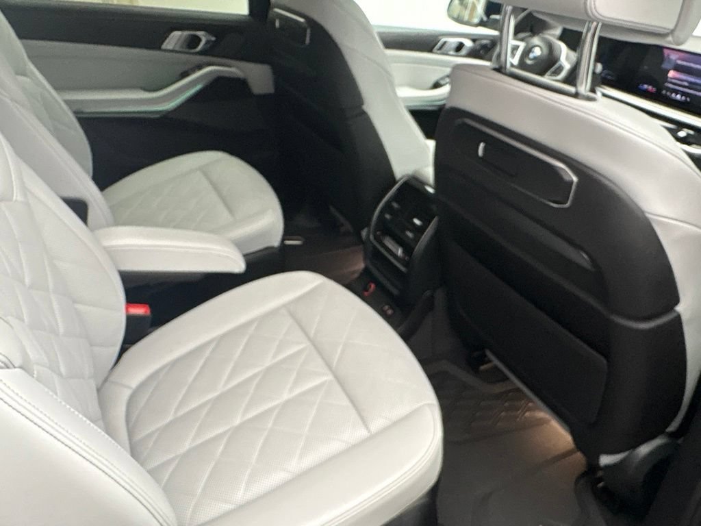 Used 2024 BMW X7 xDrive40i w/ M Sport Package AWD/4WD image 32