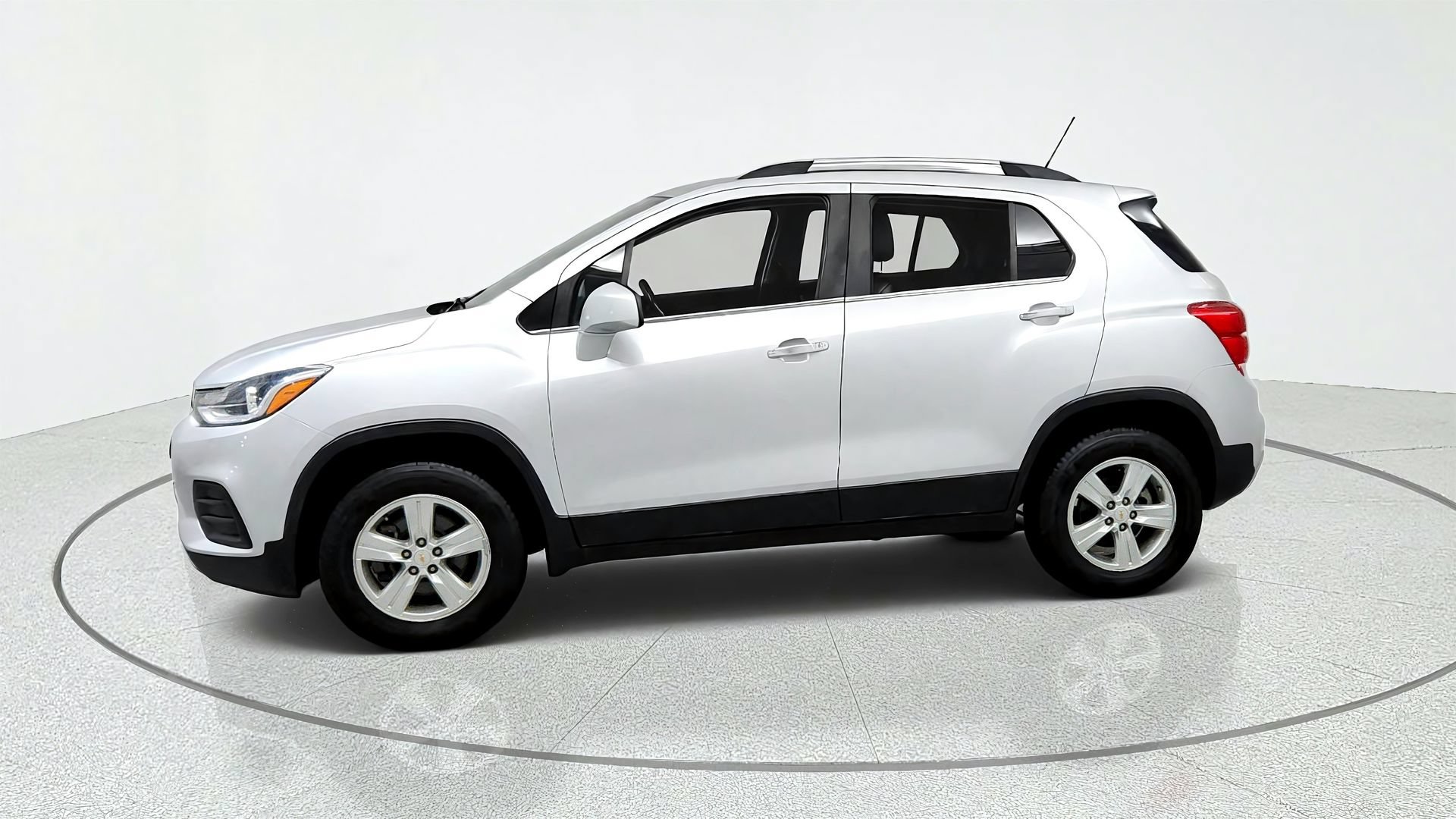 Certified 2019 Chevrolet Trax LT w/ LT Convenience Package AWD/4WD image 2