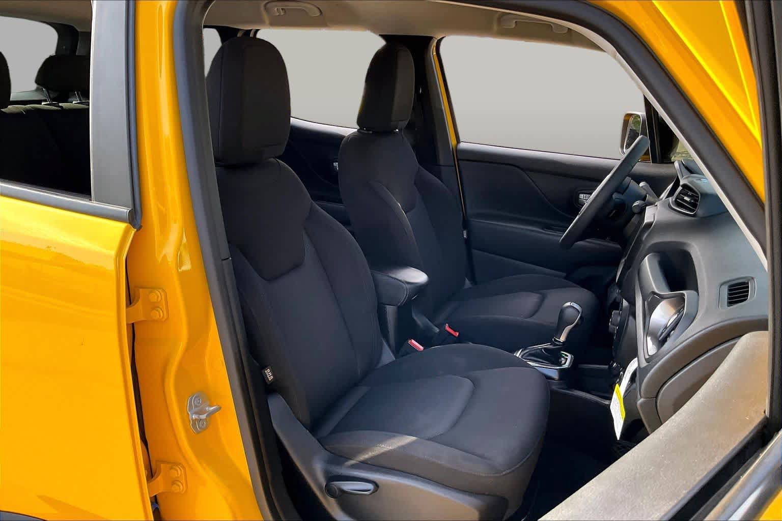 Used 2023 Jeep Renegade Latitude AWD/4WD image 9
