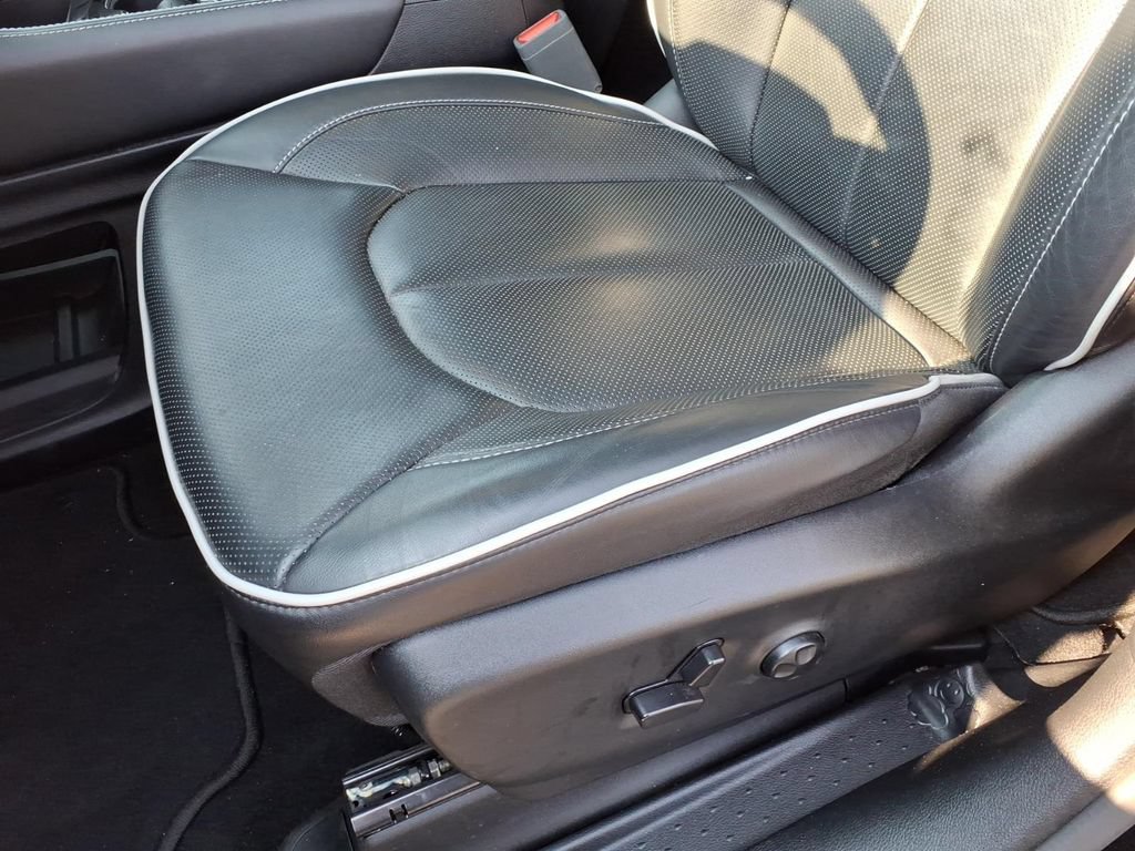 Certified 2025 Chrysler Pacifica Limited FWD image 12