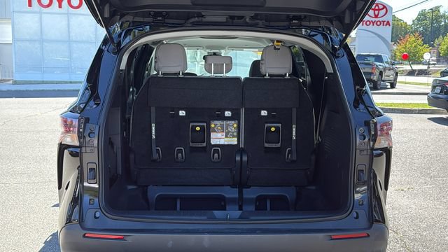 Certified 2025 Toyota Sienna LE FWD image 25