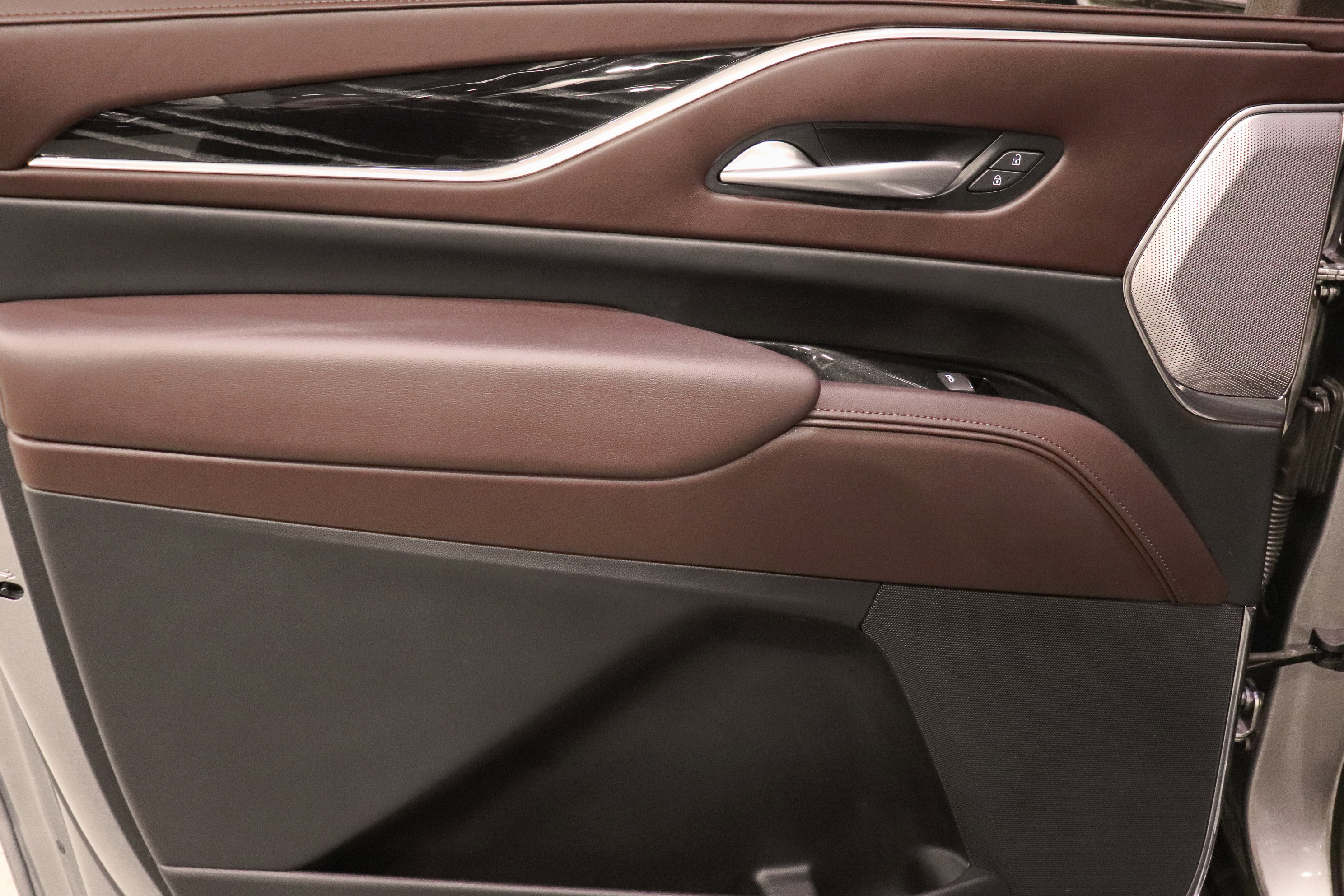 Used 2024 Cadillac Escalade ESV V w/ LPO, ONYX Package image 17