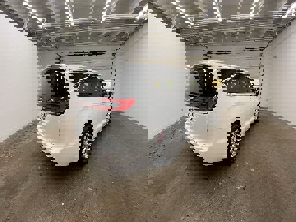 Used 2023 Chrysler Pacifica Touring-L image 6