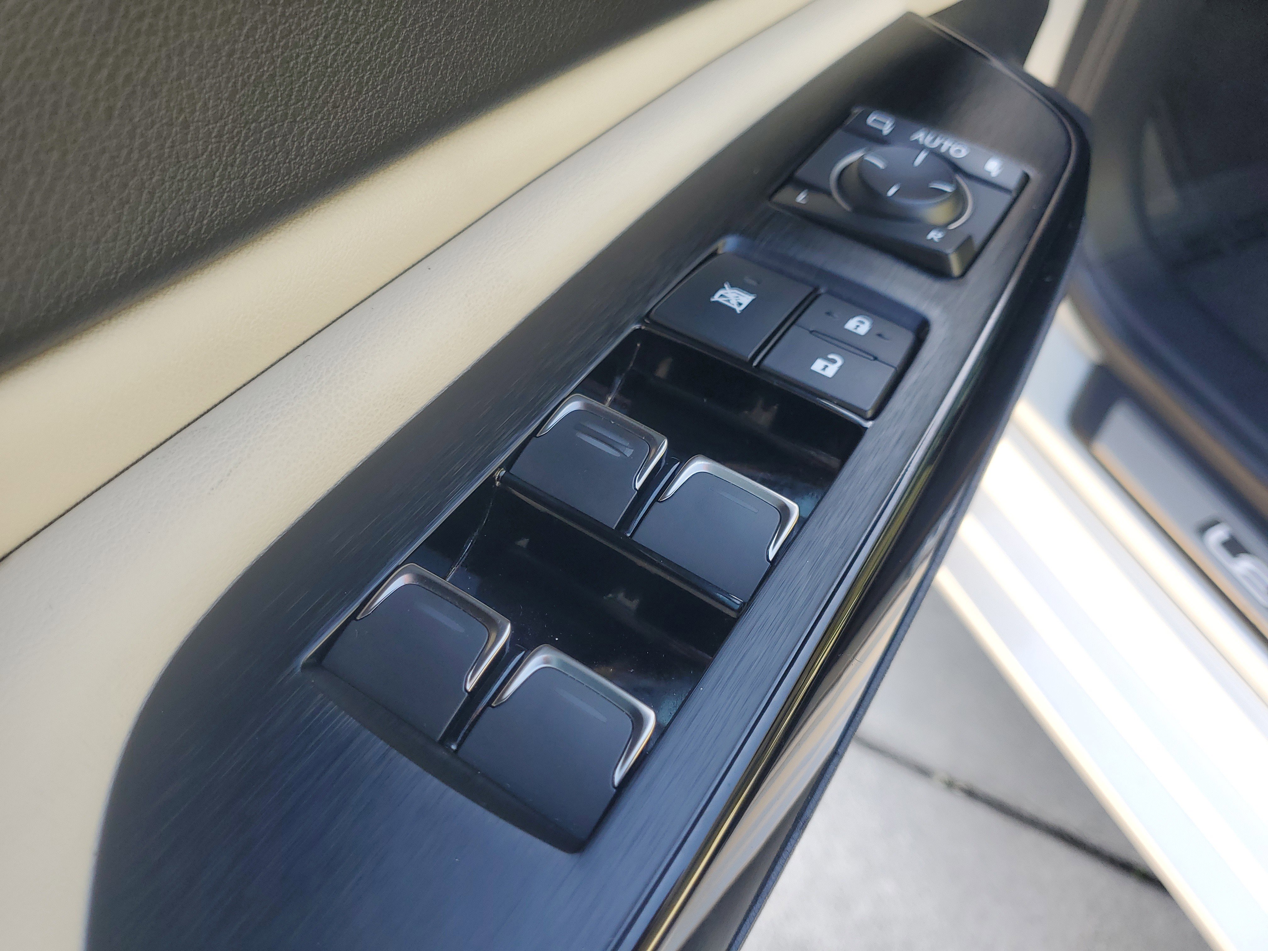 Used 2025 Lexus ES 350 w/ Premium Package image 24