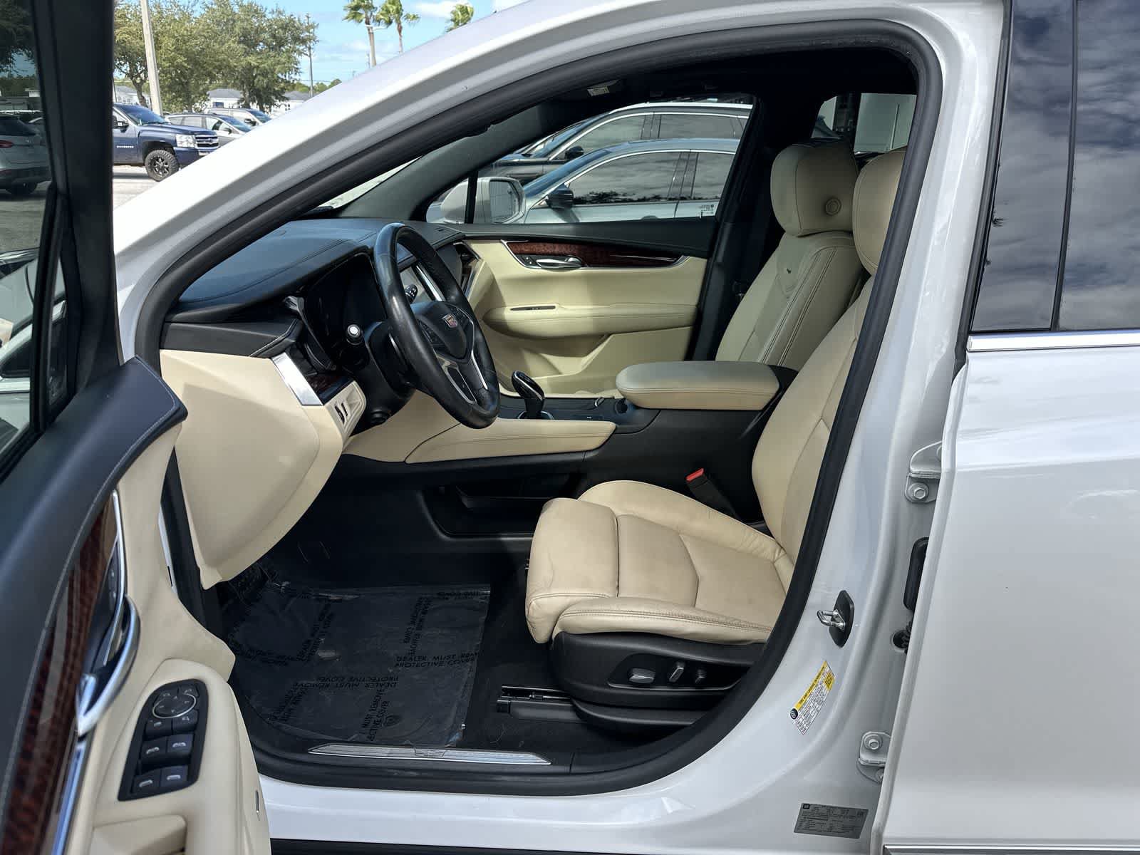 Used 2017 Cadillac XT5 Luxury FWD image 2