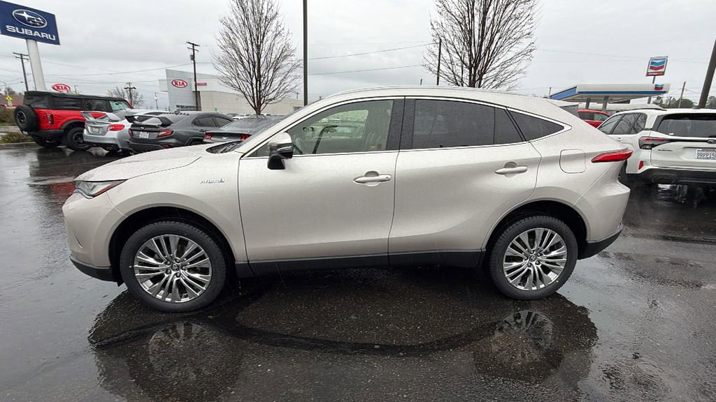 Used 2021 Toyota Venza XLE w/ Carpet Mat Package (TMS) image 7