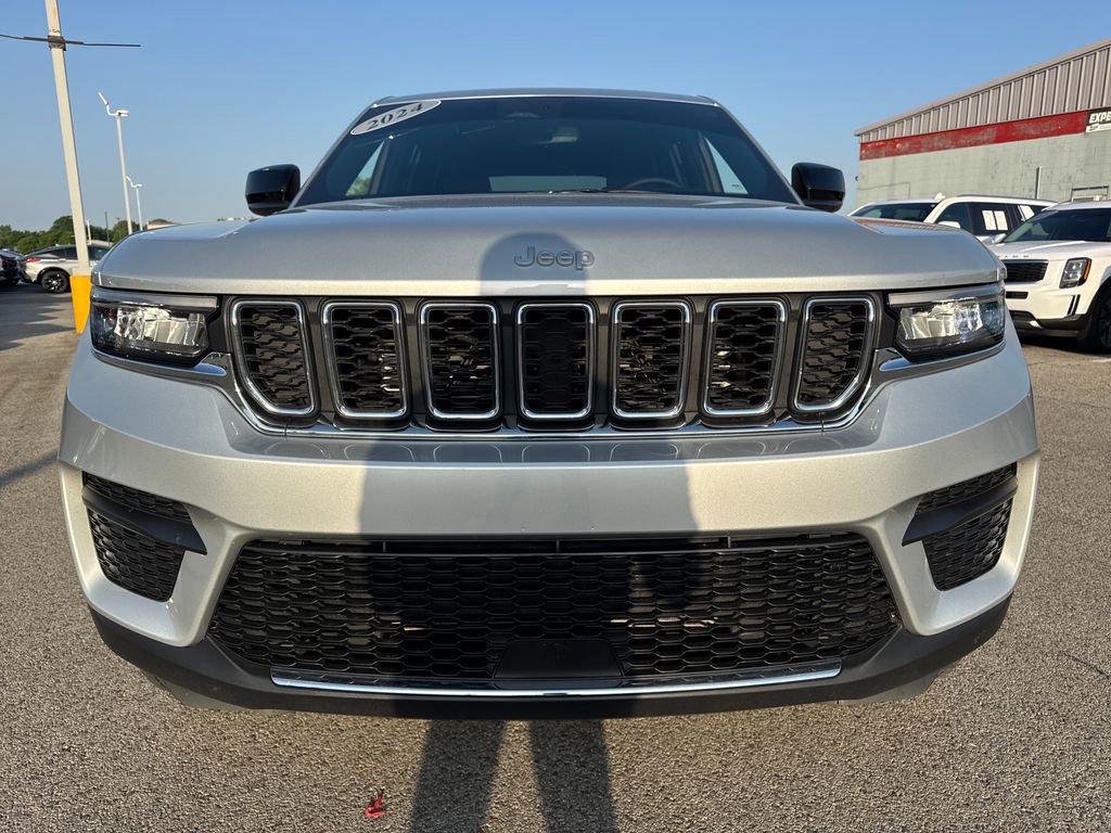 Used 2024 Jeep Grand Cherokee Laredo X w/ Trailer Tow Package AWD/4WD image 11
