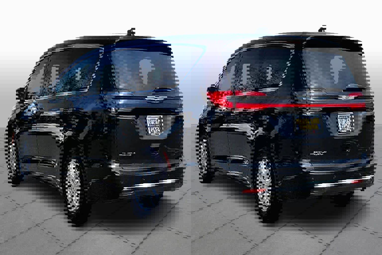 Used 2024 Chrysler Pacifica Touring-L image 11