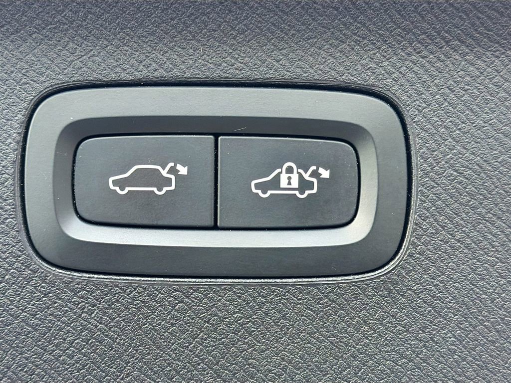 Used 2018 Volvo XC90 T6 Momentum w/ Convenience Package image 13