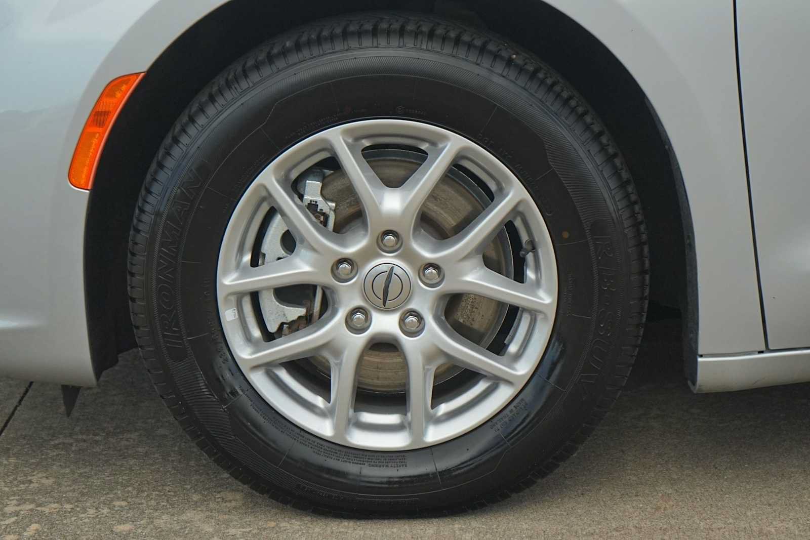 Used 2024 Chrysler Pacifica Touring-L FWD image 7