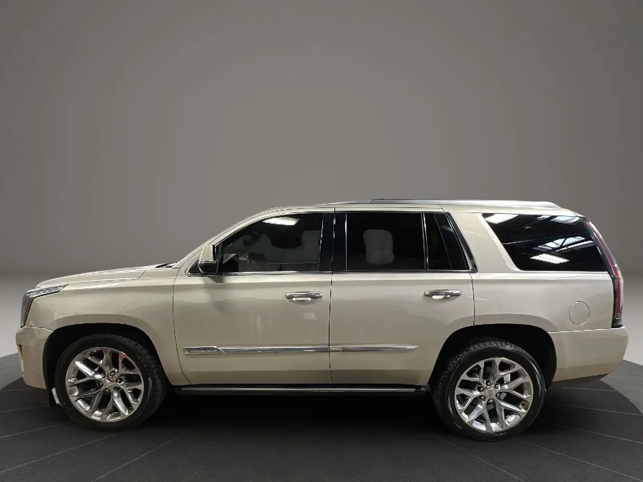 Used 2016 Cadillac Escalade Platinum image 2