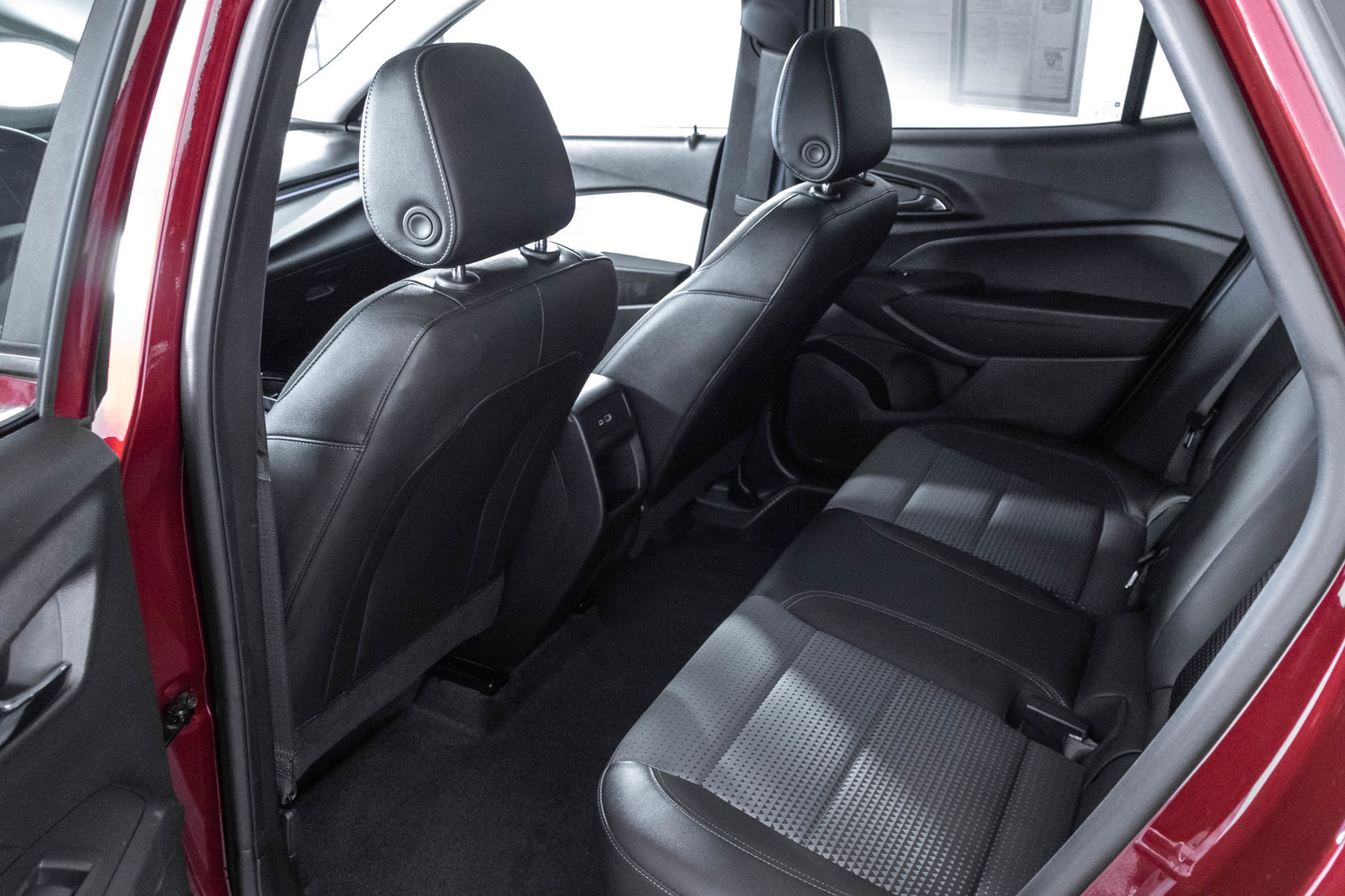 Used 2025 Chevrolet Trax LT FWD image 34