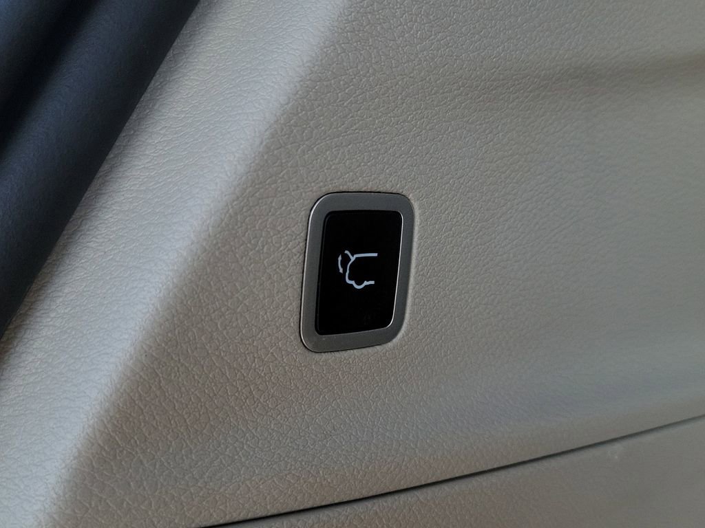 Certified 2024 Chrysler Pacifica Touring-L image 10