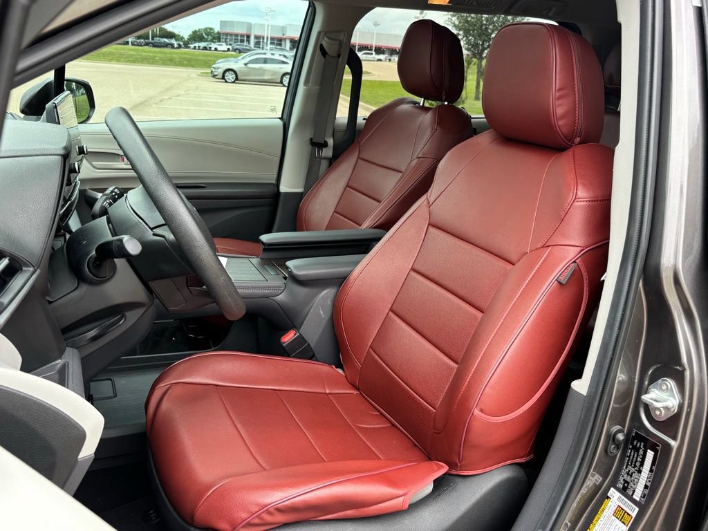 Used 2024 Toyota Sienna LE w/ LE Plus Package FWD image 8