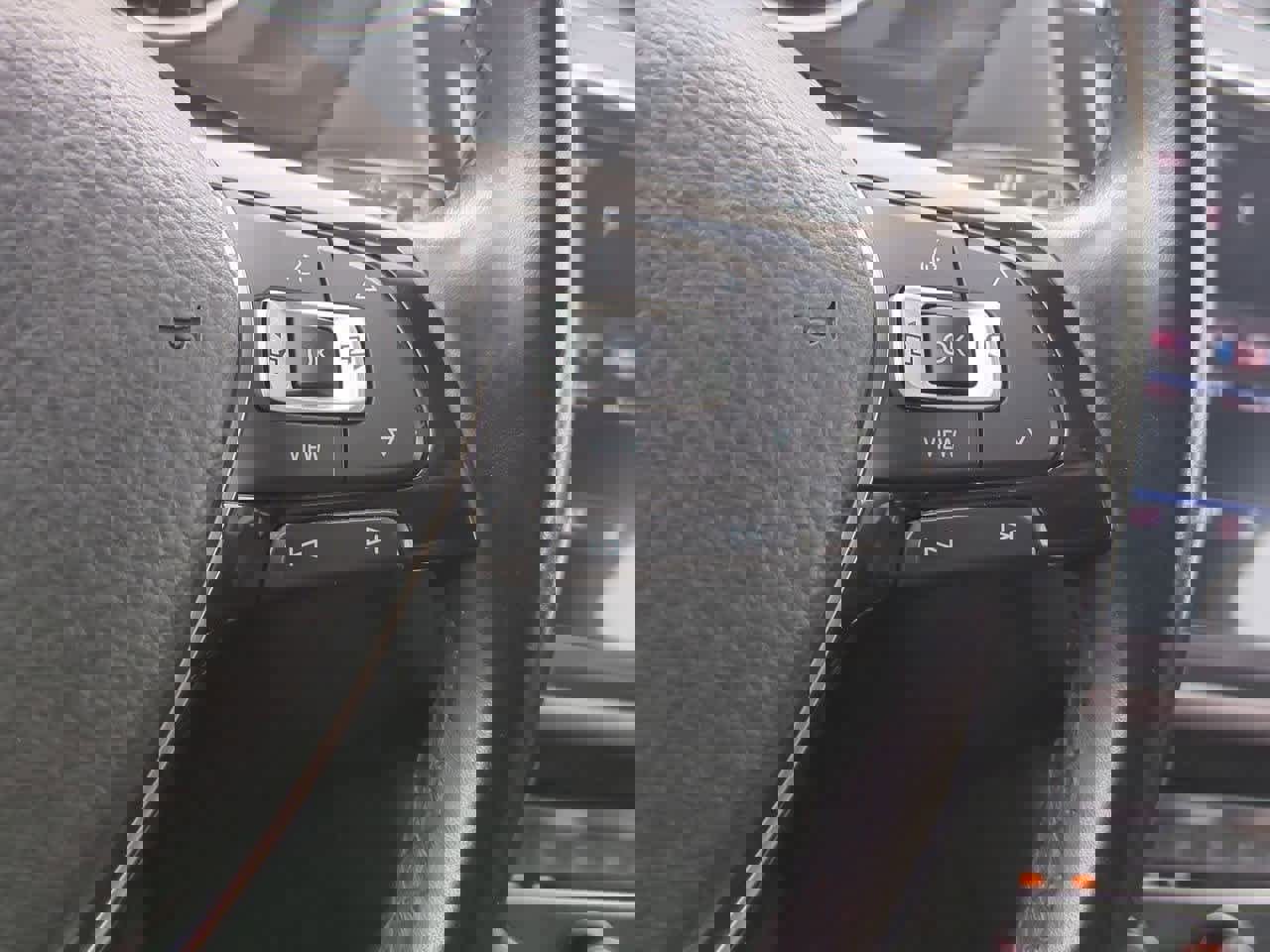 Used 2019 Volkswagen Tiguan SE w/ Panoramic Sunroof Package image 25