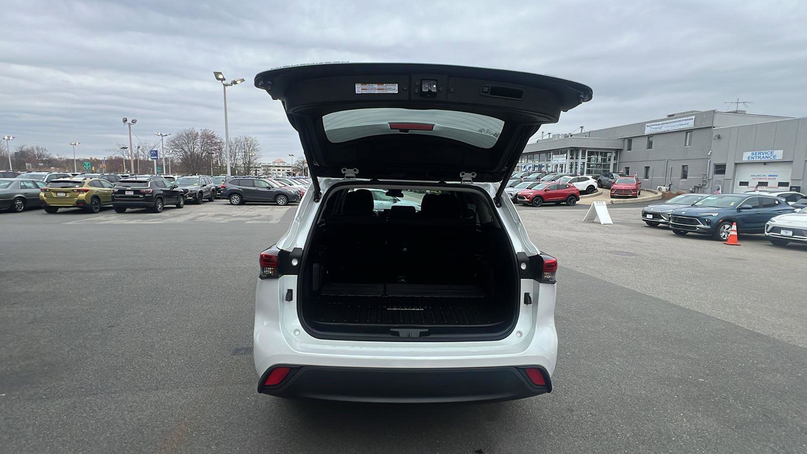 Used 2022 Toyota Highlander LE AWD/4WD image 27