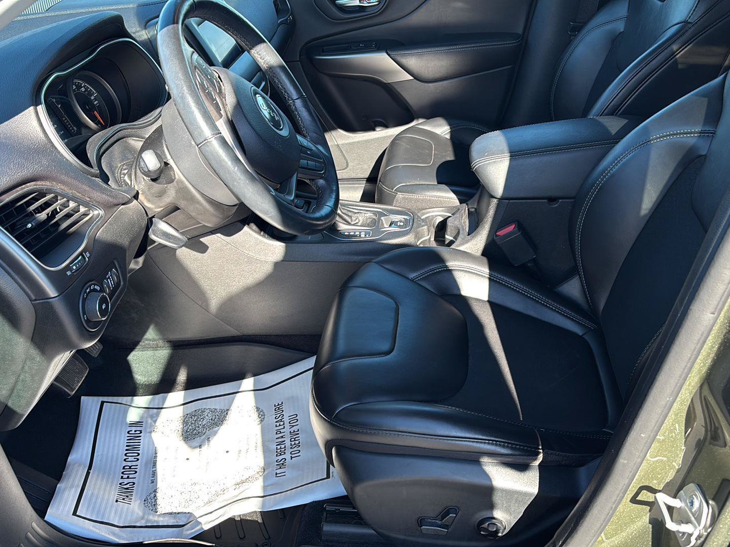 Used 2019 Jeep Cherokee Latitude Plus w/ Cold Weather Group AWD/4WD image 16
