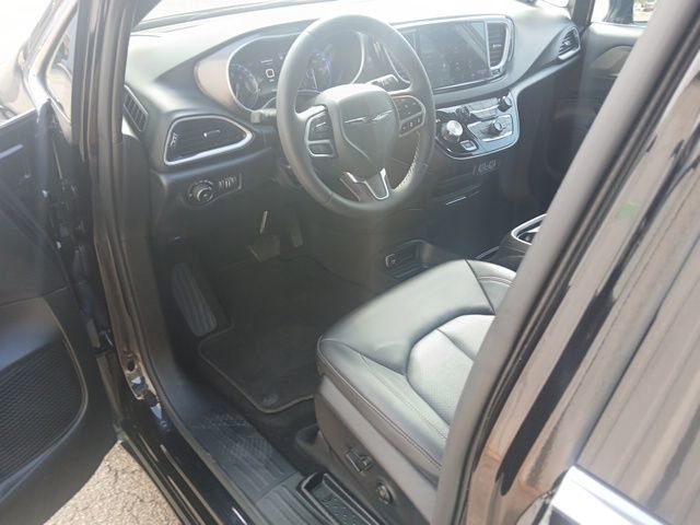 Used 2025 Chrysler Pacifica Select image 45