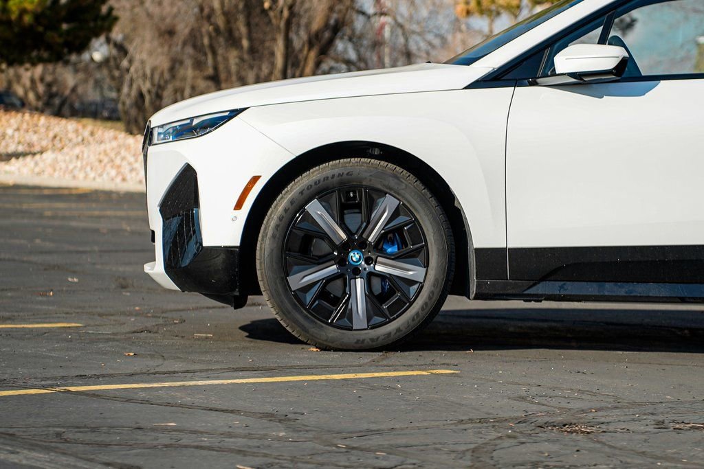 Used 2025 BMW iX xDrive50 w/ Premium Package image 8