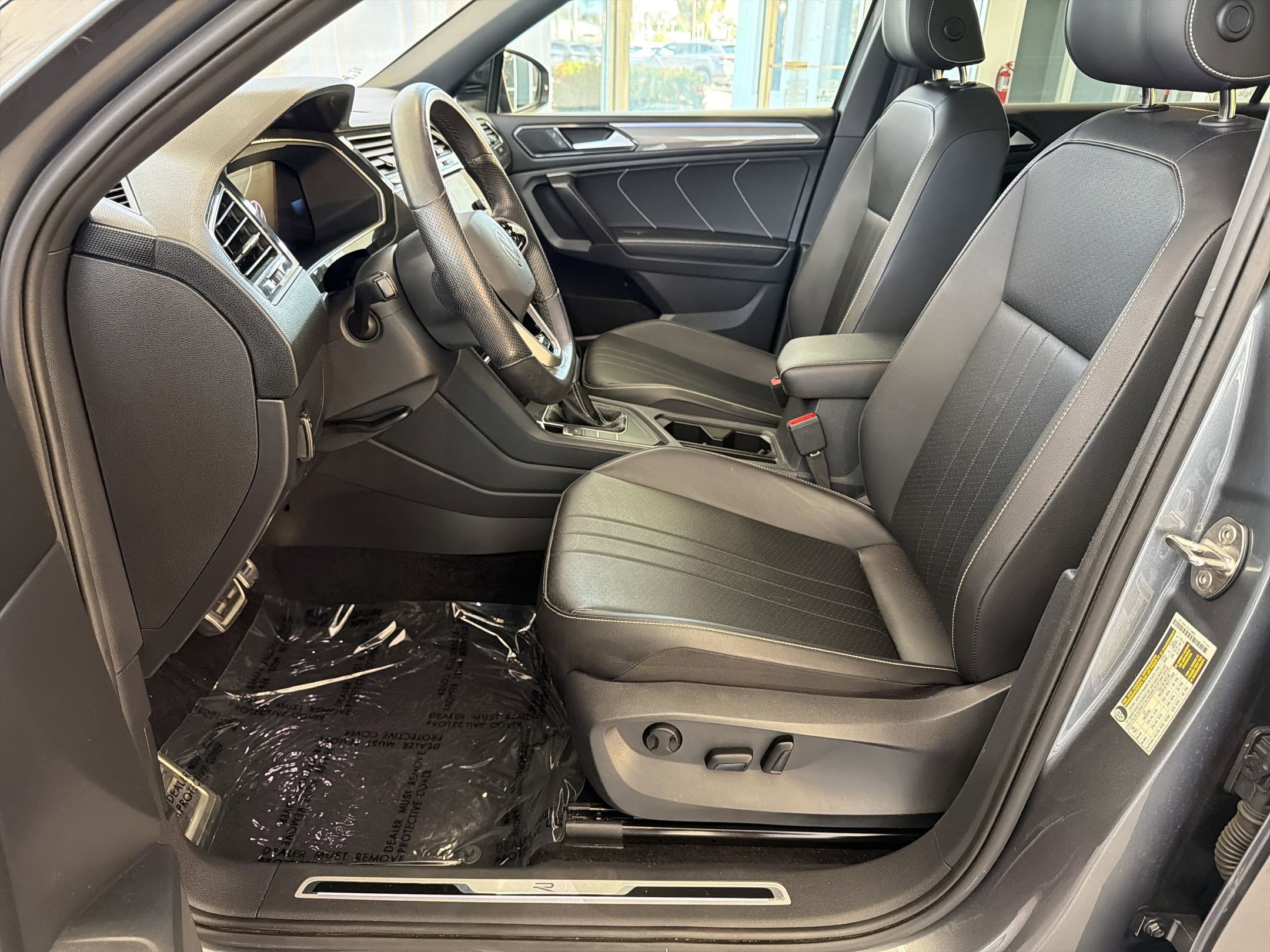 Used 2023 Volkswagen Tiguan SE R-Line FWD image 5