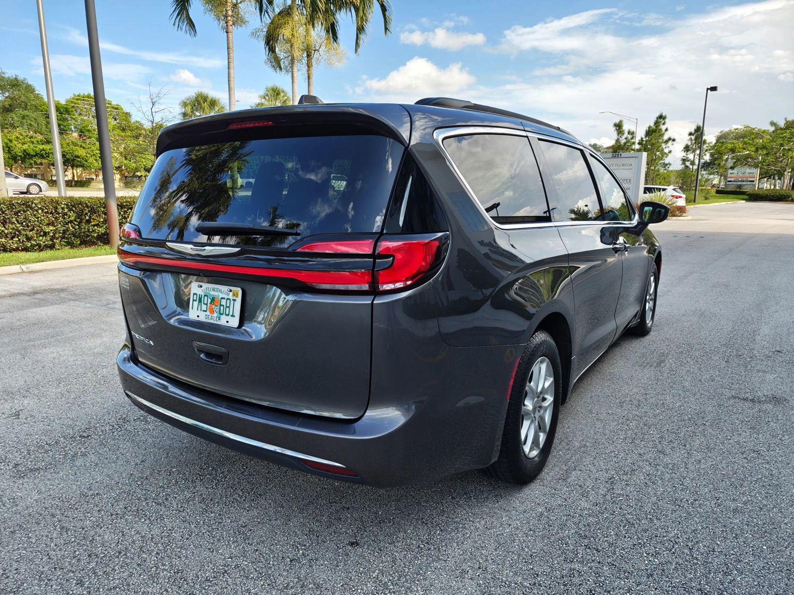 Used 2022 Chrysler Pacifica Touring-L FWD image 6