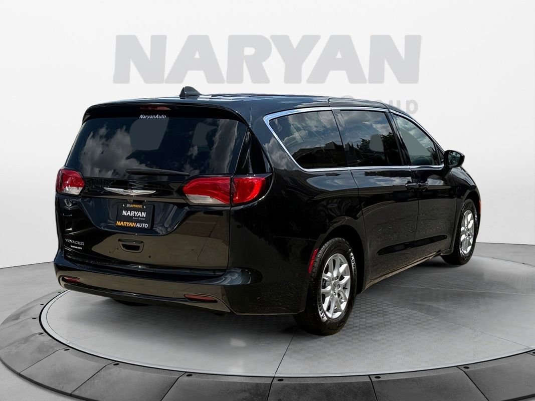 Used 2022 Chrysler Voyager LX image 6