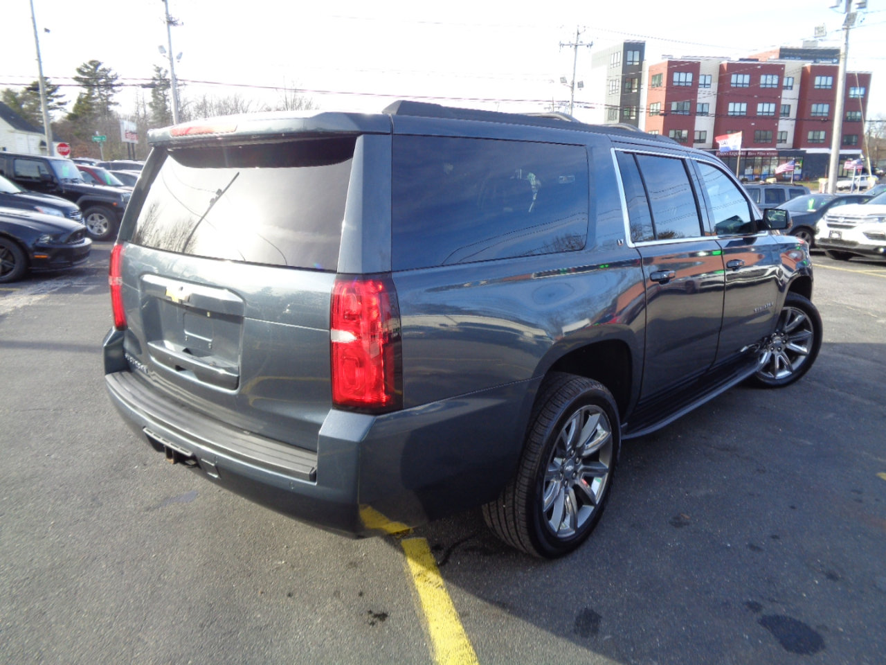 Used 2019 Chevrolet Suburban LT w/ Luxury Package image 4