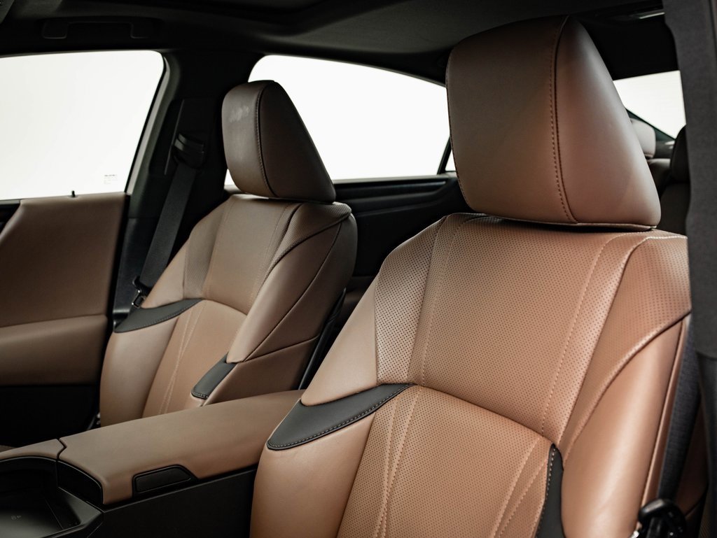 Certified 2025 Lexus ES 300h w/ Luxury Package image 23