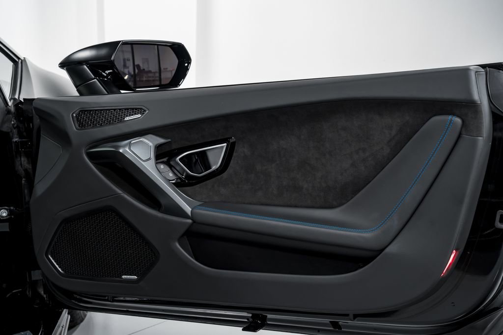 Used 2022 Lamborghini Huracan EVO RWD image 38