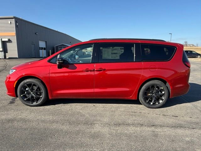 New 2026 Chrysler Pacifica Limited image 4