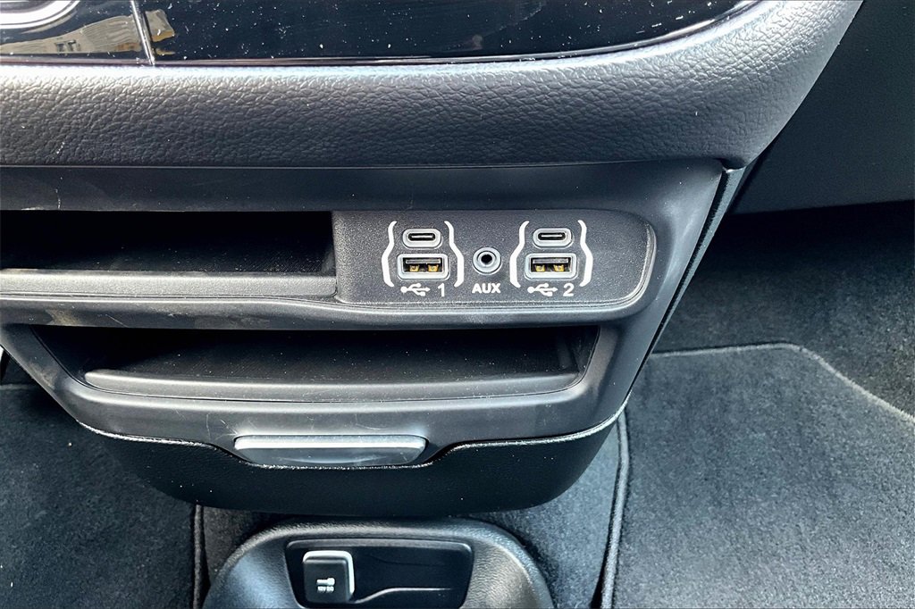 Used 2025 Chrysler Pacifica Select image 33