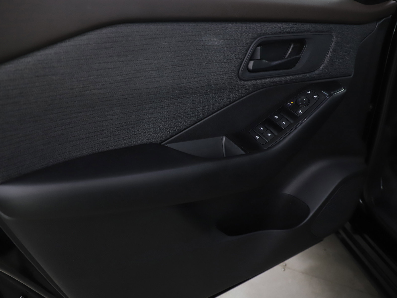 Used 2023 Nissan Rogue S image 23