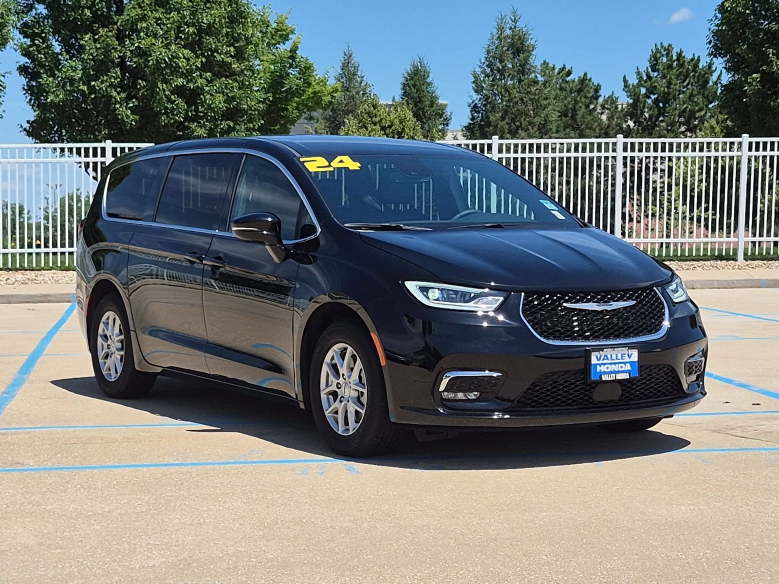 Used 2025 Chrysler Pacifica Select FWD image 4
