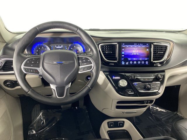 Used 2017 Chrysler Pacifica Touring-L w/ Tire & Wheel Group FWD image 19