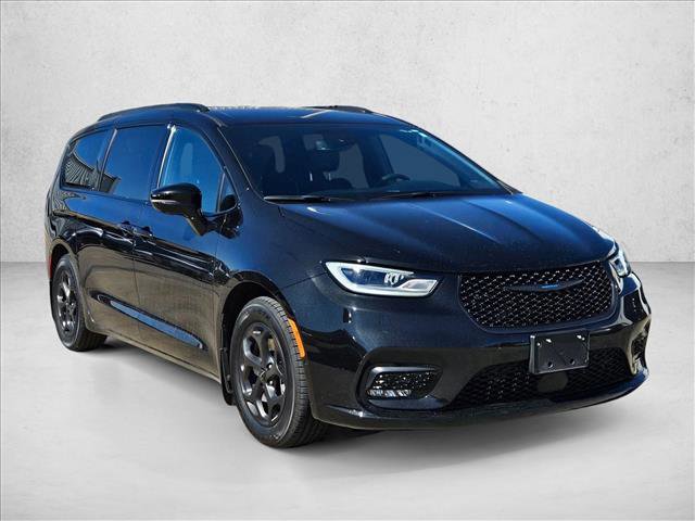 Used 2021 Chrysler Pacifica Limited w/ Uconnect Theater Family Group image 3