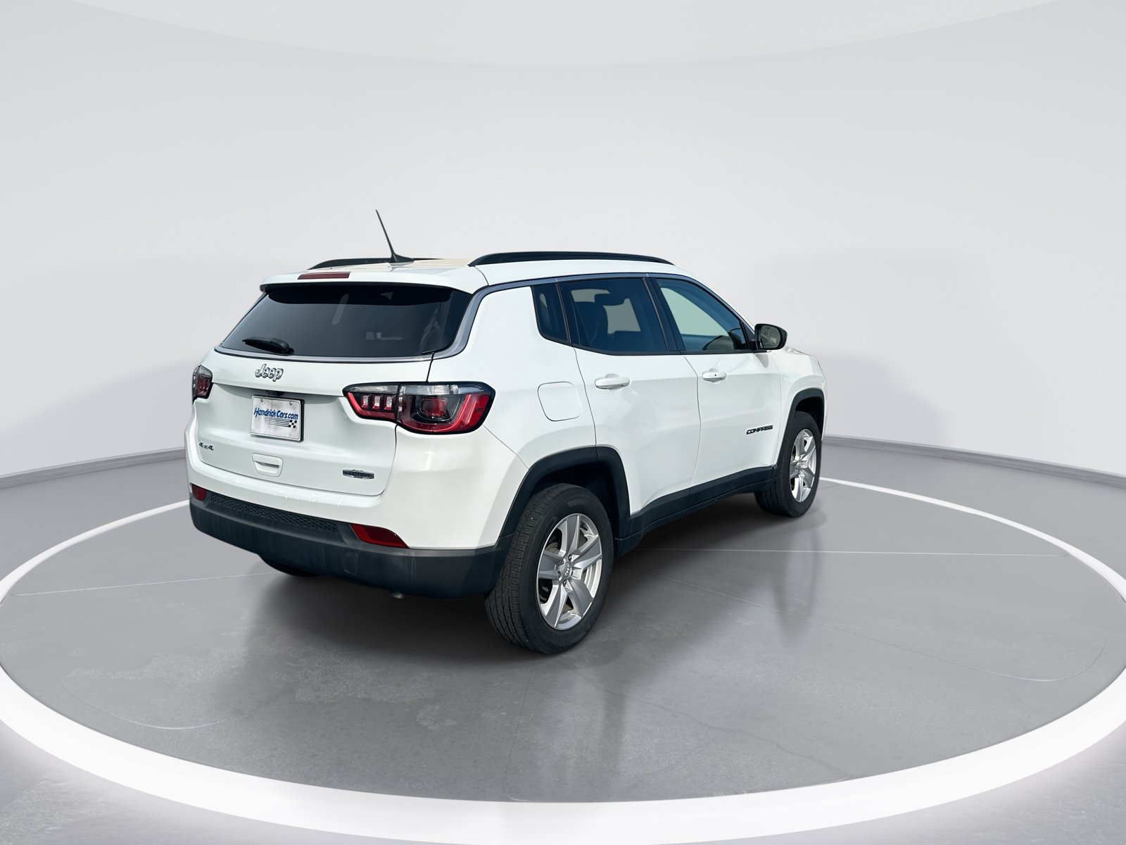 Used 2022 Jeep Compass Latitude w/ Sun and Sound Group AWD/4WD image 9