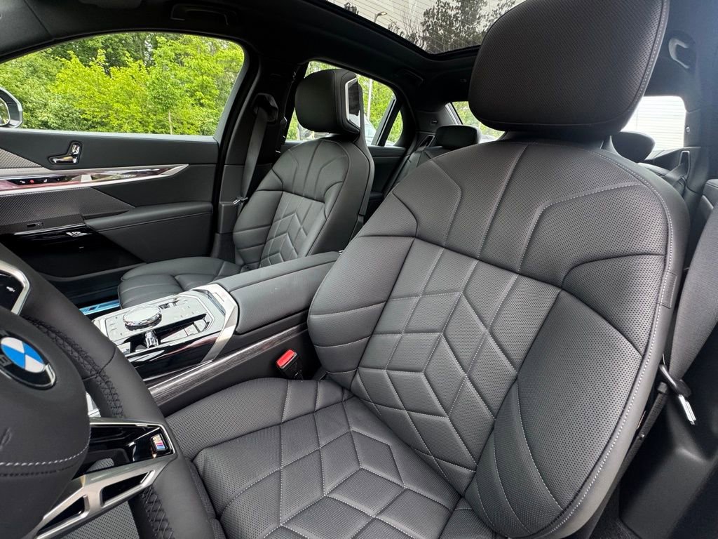 Used 2025 BMW 760i xDrive image 17