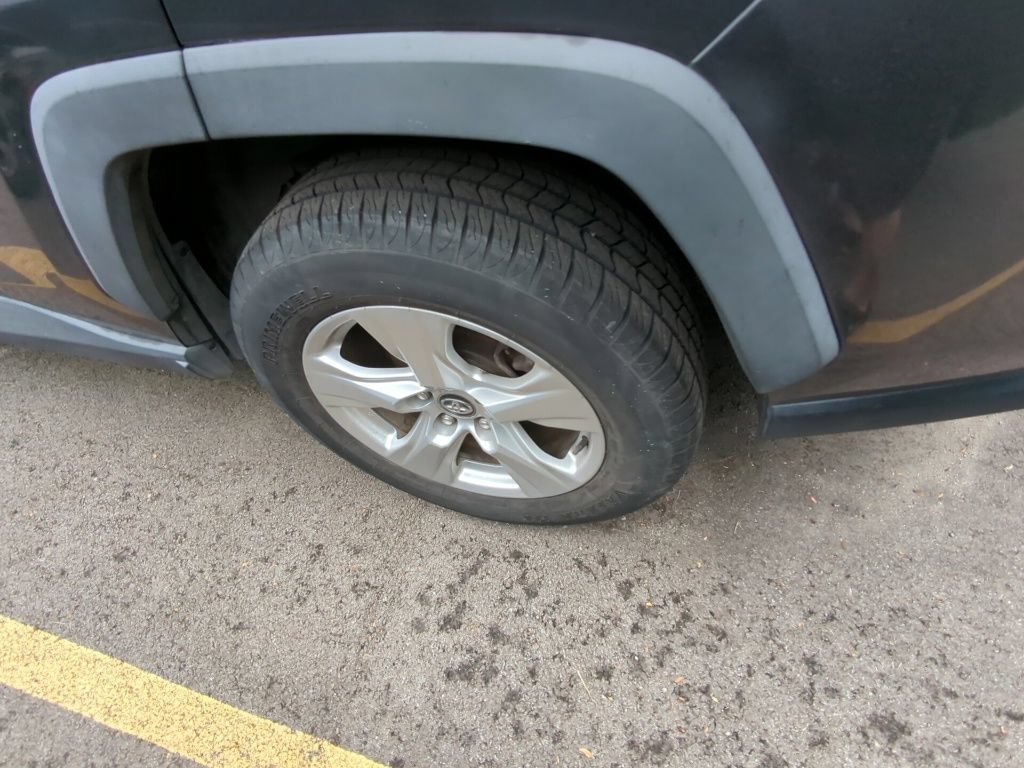 Used 2021 Toyota RAV4 XLE FWD image 5