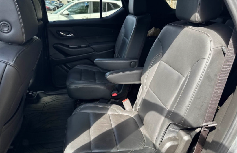 Used 2023 Chevrolet Traverse LT w/ LT Premium Package AWD/4WD image 3