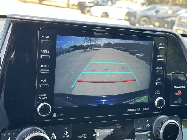 Used 2021 Toyota Highlander XLE AWD/4WD image 18