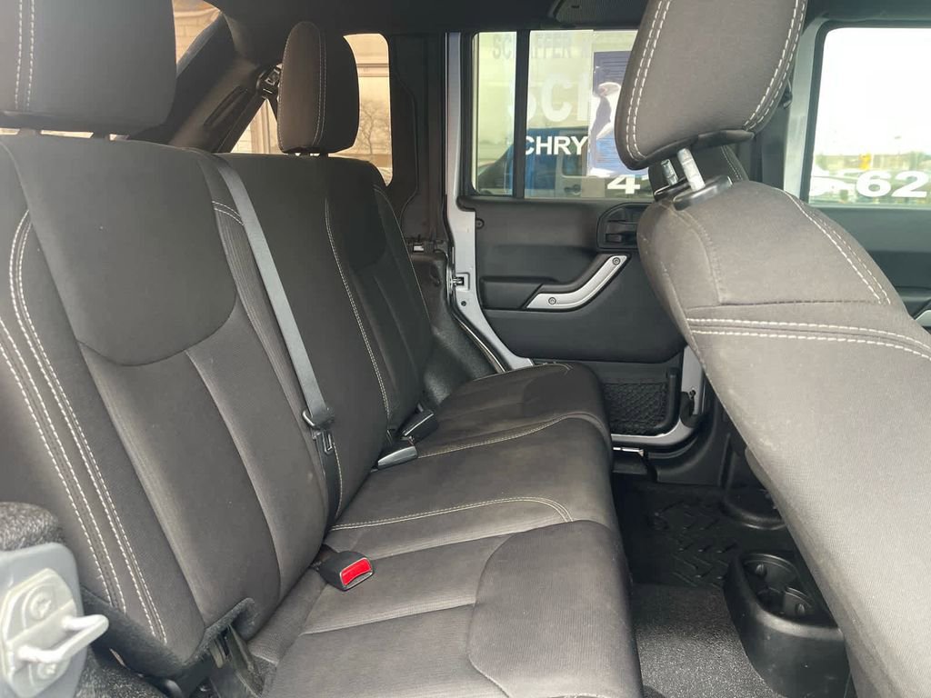 Used 2018 Jeep Wrangler Unlimited Sahara w/ Connectivity Group AWD/4WD image 14