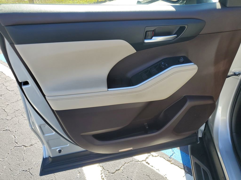 Used 2022 Toyota Highlander XLE image 25