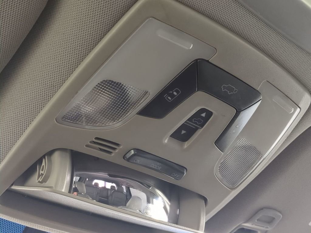 Used 2016 Toyota Sienna XLE FWD image 25