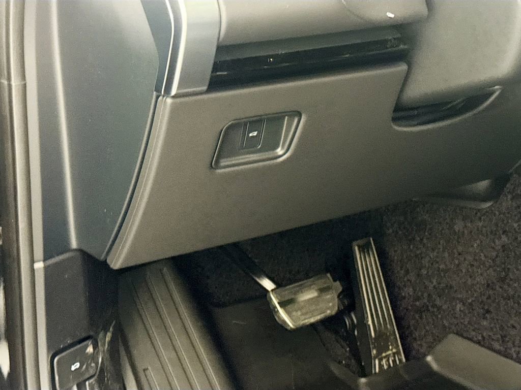 New 2026 Land Rover Range Rover Long Wheelbase SE image 10