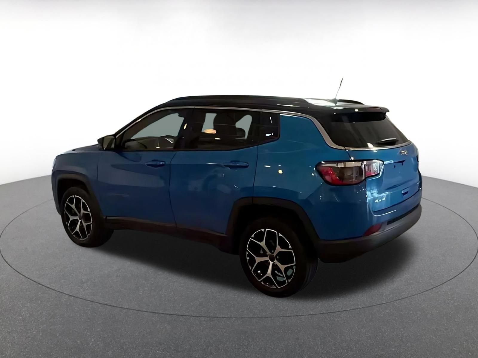 Used 2025 Jeep Compass Limited AWD/4WD image 9