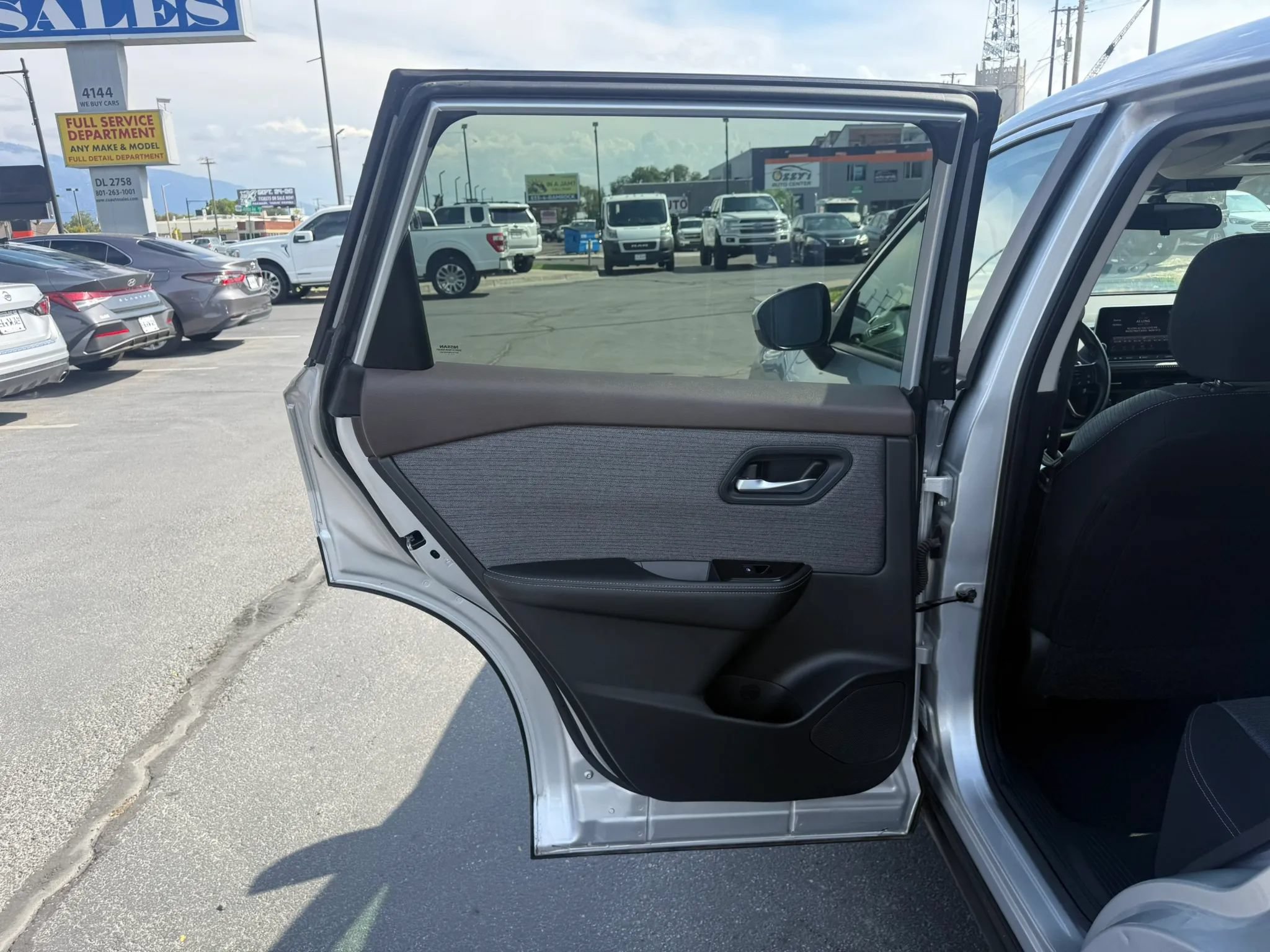 Used 2023 Nissan Rogue SV AWD/4WD image 23
