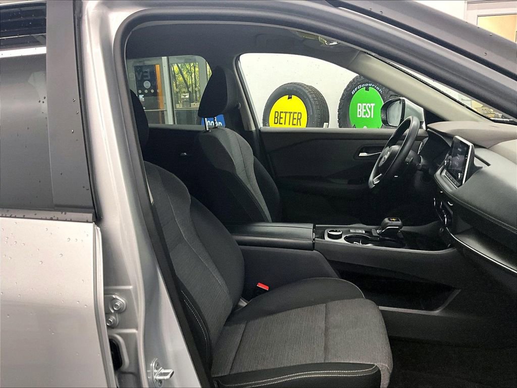 Used 2023 Nissan Rogue SV image 11