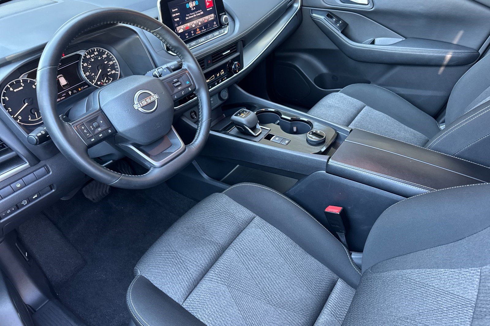 Used 2025 Nissan Rogue SV AWD/4WD image 4