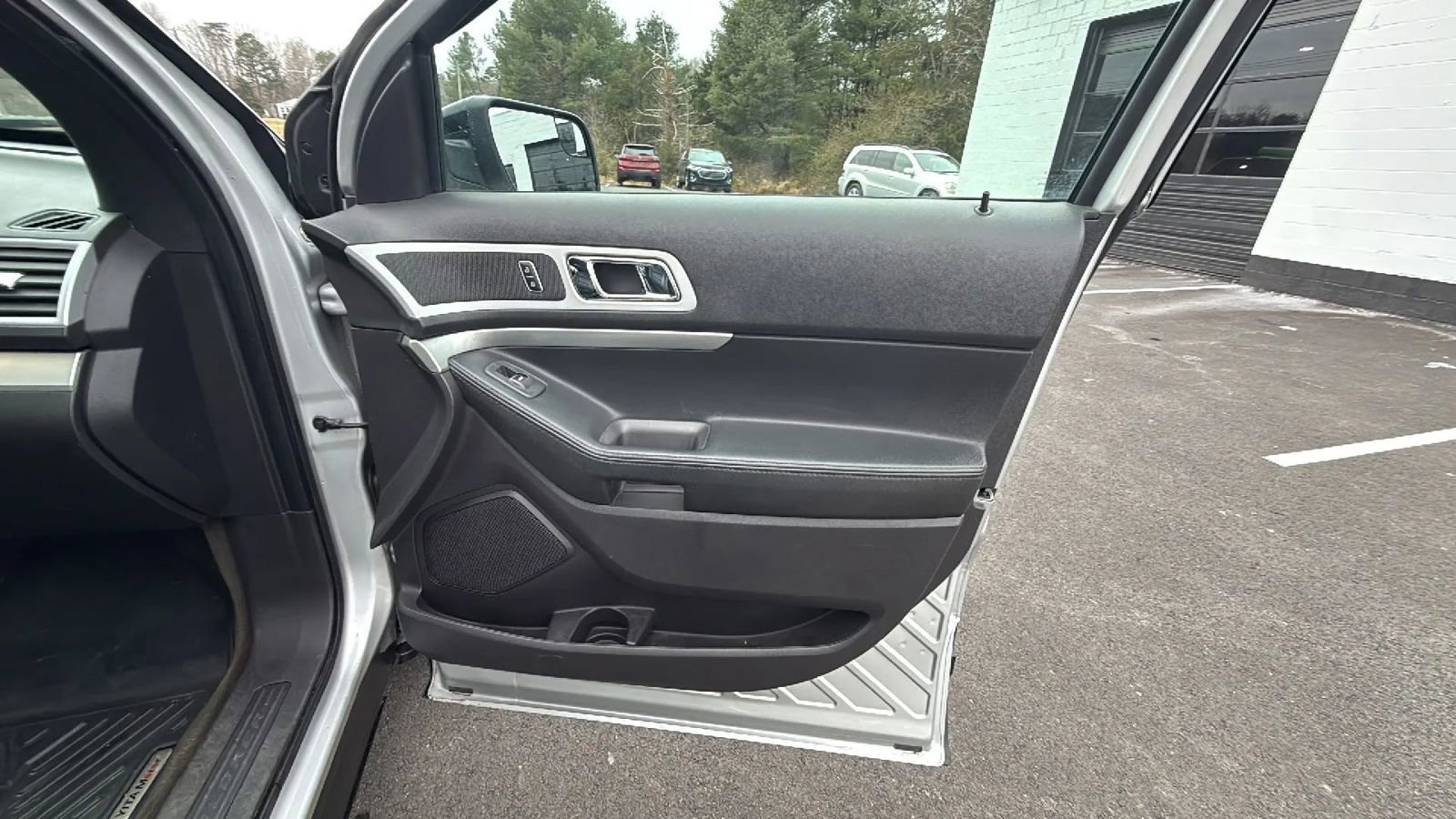 Used 2015 Ford Explorer XLT w/ Equipment Group 202A image 45