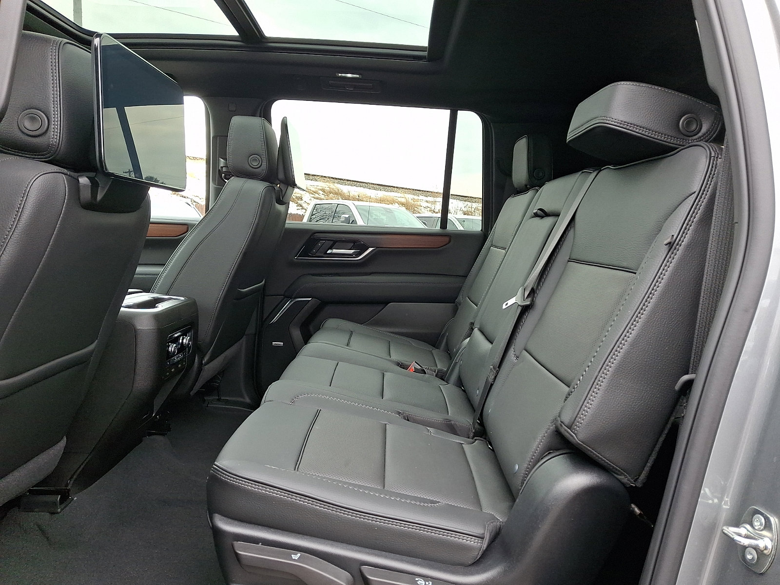 Used 2026 GMC Yukon XL Denali w/ Advanced Technology Package image 10